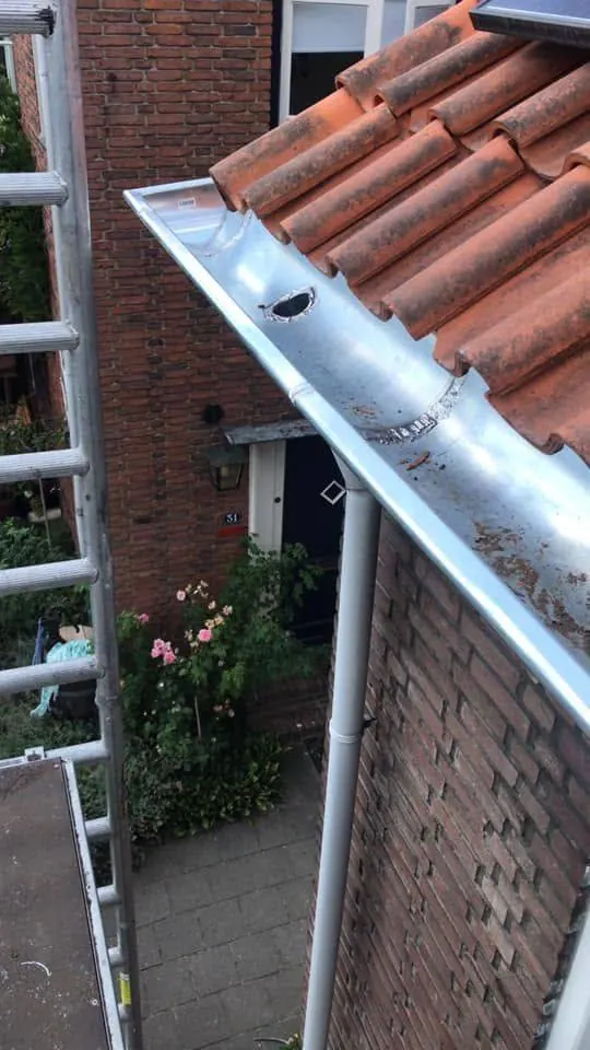 Zinken mastgoot op een karakteristiek pand